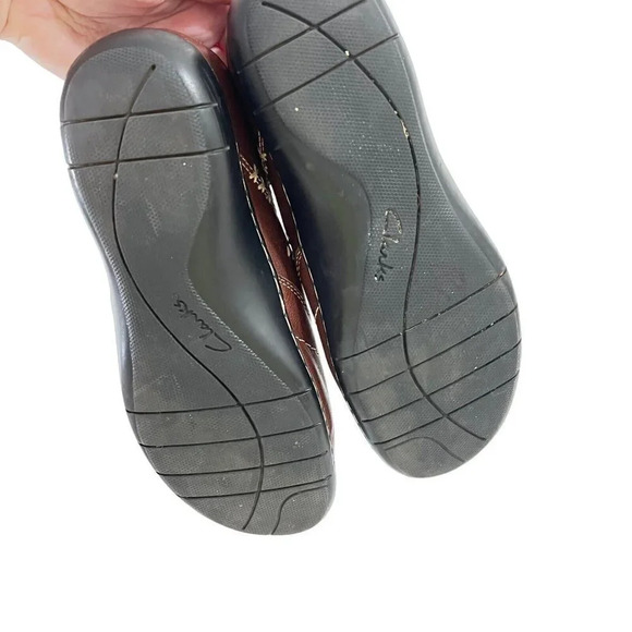 Clarks Bendables Size 7.5 M Brown Leather Loafer Slip On Upper w/ Button, 35063 - Picture 8 of 12